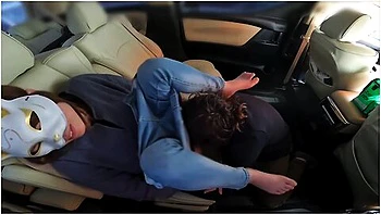 車の中て大量口内射精した後に精子まみれのチンホをそのまま挿入してsexしてしまう人妻