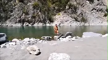 scopro donna al fiume tutta sola che si masturba si fa leccare la figa