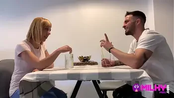 Conocieron a tu mamá por Tinder y la follaron... Milf española cachonda