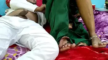 देसी ससुर ने अपने बहु को चाय पीने के बहाने बुलाया और बहु के चुत को फाड़ दिया(क्लीयर ऑडियो)