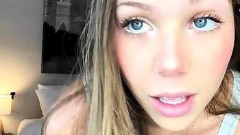 Bunny Blair testa seus micro biquinis favoritos em ensaio