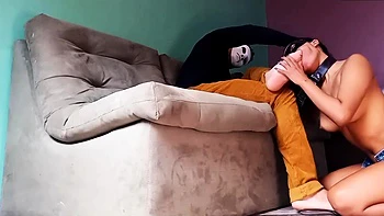 Enteada submissa faz garganta profunda e recebe gozada em