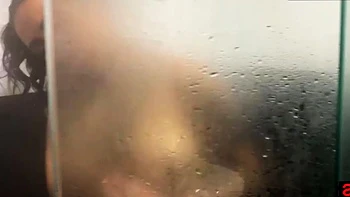 Amigas se pegam no banho em cena gonzo e ardente.