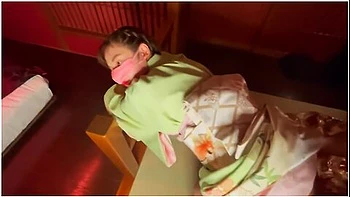 初詣帰りの１９才着物美少女をホtルに連れ込み中出しsexryoyuu素人カッフル//歳の差/女子大生/スタイル抜群/色白/美乳/着物/スマホ撮影/english Subtitles