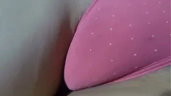 Ela saiu do quarto dela e veio deitar na minha cama só de calcinha, pedi pra gravar e tocar no pacotão dela e vi a buceta dela pela primeira vez colocando a calcinha para o lado - Inmymound