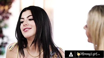 Perky Gal Ritchie at fingering sex