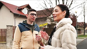 Easy-on-the-eyes beauty - milf movie - VIP 4K