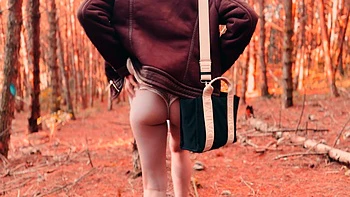 A brunette girl with long hair is fucking with her boyfriend in the yard.
