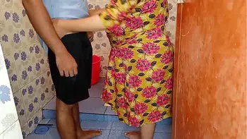 बाथरूम में चुपके से देख रहे जवान भाई को भाभी ने बुलाकर चूत चुदाई  XXX Bathroom Sex