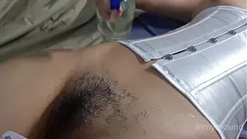 Solicitei um serviço de raspar a buceta e paguei tirando leitinho do pau dele. O leite quente e espesso serviu de creme pós depilação - Inmymound