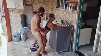 Gozei dentro do cú da esposa gostosa do meu vizinho que estava estendendo roupa no quintal !