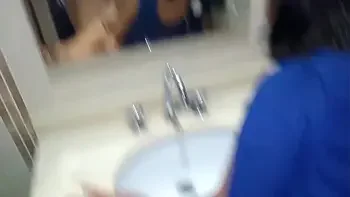 Nos escapamos al baño del bar para terminar en un rapidito