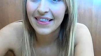 Naked amateur webcam girl fingering her pussy live on camera