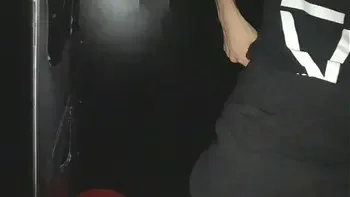 Negão quase não conseguiu meter no Glory Hole