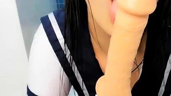 Cosplay Babe Shows How To Masturbate In The Tub