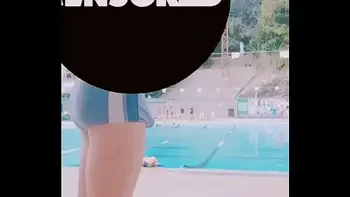 Pauzudo de sunga na piscina do clube