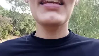 Raquel sem máscara pagando boquete para desconhecido no meio da rua durante o dia