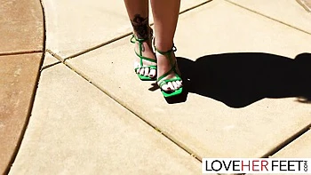 Luna's Sexy Feet Worship and Footjob