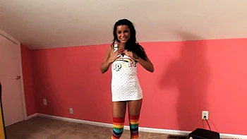 Brunette babe jerks off solo on cam