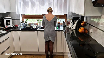 Hot Stepmom Fucked Doggy in Kitchen - Homemade Creampie & Squirt