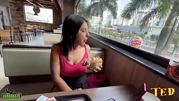 Saindo do Burger King para fuder no Drive thru - Aline Chaveirinho