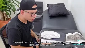 Mariana Martix makes two big squirts with a strong fuck that the tattoo artist gives her