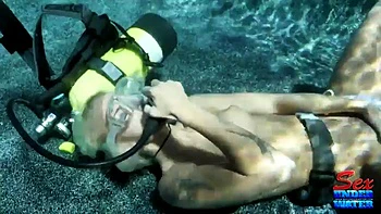 Big-Tit Babe Masturbates Underwater