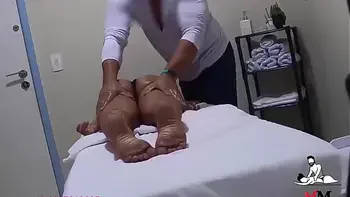 Ele tirou minha calcinha e começou a me tocar - RED Grátis