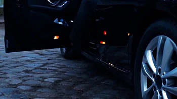 Curvy Samantha Kiss Shows Big Tits Outside