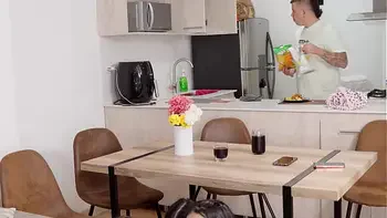 Me follo con dos amigas mientras mi hermanastro nos prepara la cena - Sara Blonde, Min Galilea, Sussy Love