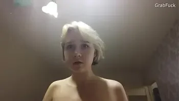 Молодая русская сучка обкончалась на члене