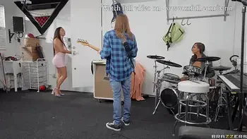 Garage Banned - Ashlyn Peaks, Zoey Sinn / Brazzers  / stream full from www.zzfull.com/bann