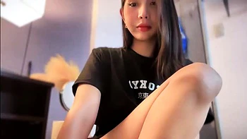 Amateur Webcam Teen Flashes Masturbates